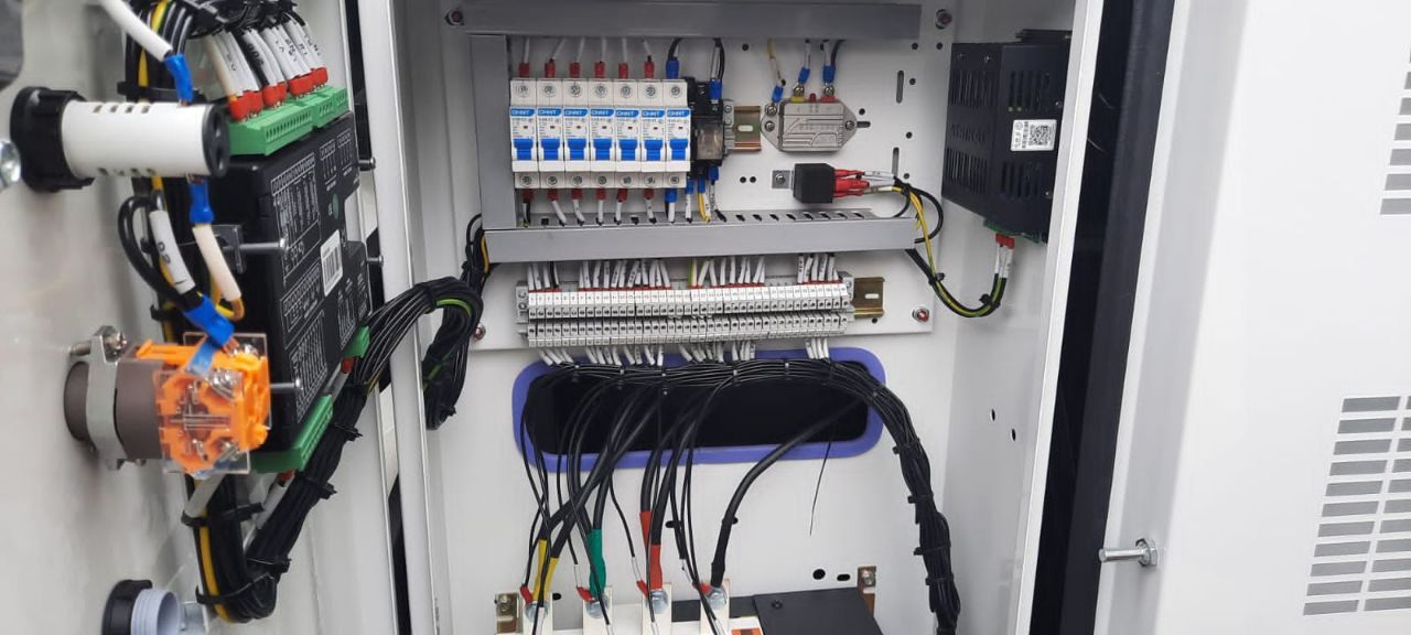 Генератор Zammer AD-100-Т400 в кожухе со встроенным АВР